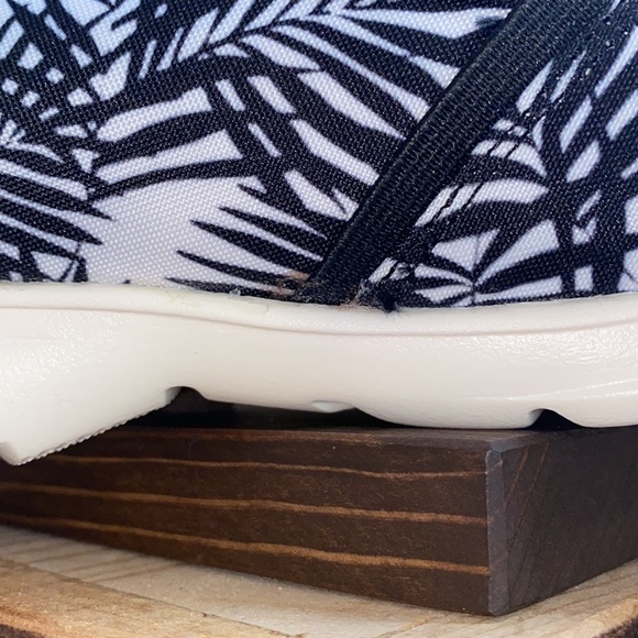 Land’s End tropical palm leaf black/white lightweight slip on walking shoes - Picture 9 of 10